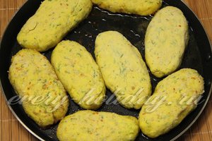 Выкладываем котлеты на сковороду