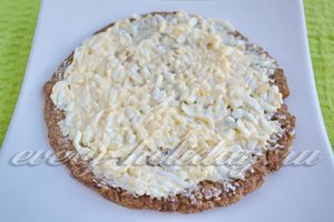 смажьте блин яичной начинкой