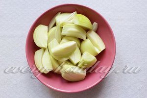 Репчатый лук разрезать