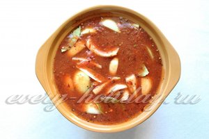 залить мясо томатным маринадом