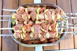 Нанизывать на шампуры мясо с луком надо поочередно