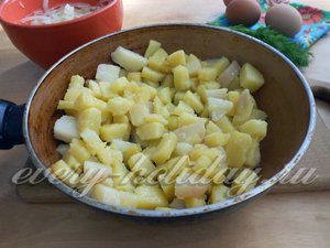 Картофель нарезать и обжарить