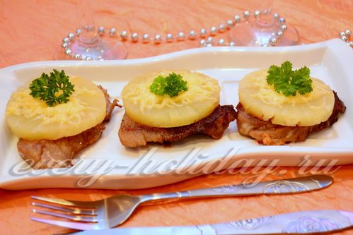 Свинина, запеченная с ананасами и сыром