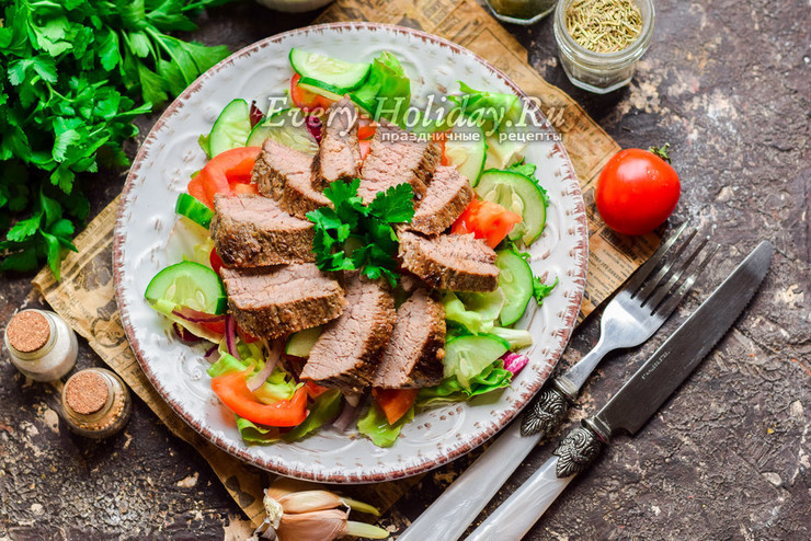 Салат-стейк с говядиной и овощами