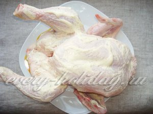 Обмазать курицу