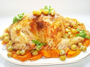 Курица, запеченная с тыквой и виноградом